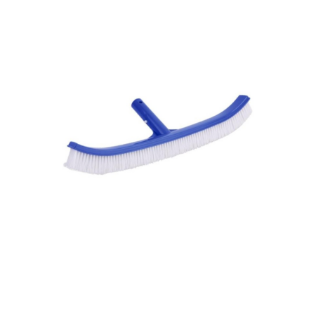 Cepillo curvo para piscina de 45,72 cm con cinco hileras de cerdas de nylon y cuerpo en polímero reforzado.