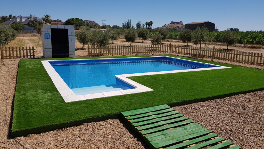 piscina lamina armada alkor 3000 con borde de cesped artificial